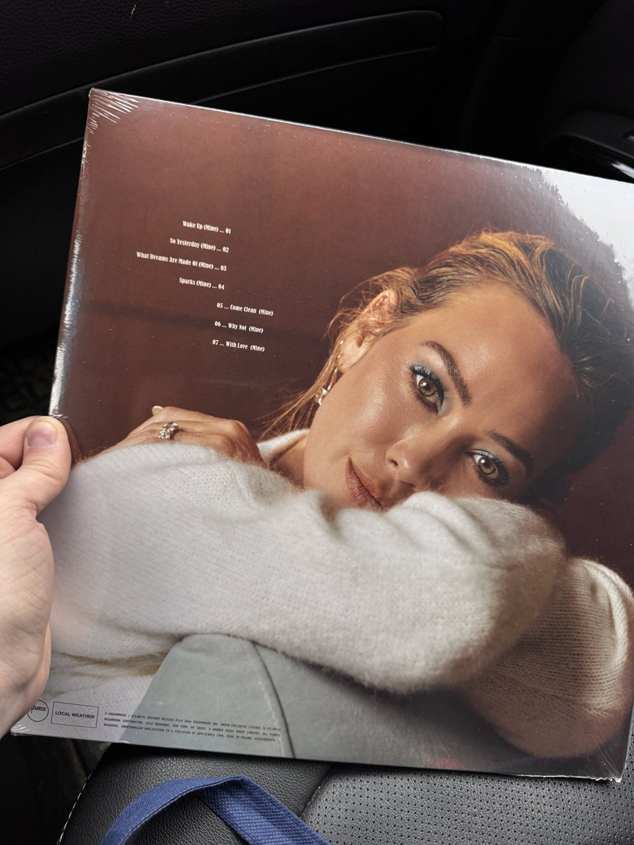 JustinR1990_'s tweet photo. I did it! I was able to score a copy of @HilaryDuff’s Mine here in Winnipeg Canada for Record Store Day! Now I wish there was a way I could get her to sign it! https://t.co/U9HadcA8XO