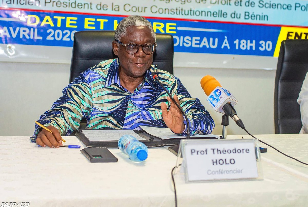 Careliodo's tweet photo. Cher tous,

Le jeudi 16 avril dernier, j’ai eu l’honneur d’assister, à l’IAJP, à une conférence animée par l’éminent professeur Théodore HOLO, sur le thème : « Les institutions juridiques en Afrique : entre contre-pouvoirs et continuité du pouvoir exécutif ».
#CdRG #ThéodoreHOLO https://t.co/dDbZc978fS