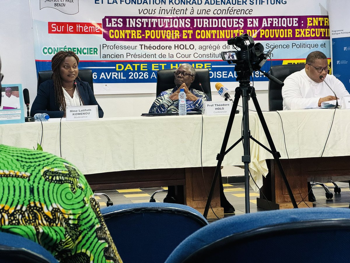 Careliodo's tweet photo. Cher tous,

Le jeudi 16 avril dernier, j’ai eu l’honneur d’assister, à l’IAJP, à une conférence animée par l’éminent professeur Théodore HOLO, sur le thème : « Les institutions juridiques en Afrique : entre contre-pouvoirs et continuité du pouvoir exécutif ».
#CdRG #ThéodoreHOLO https://t.co/dDbZc978fS