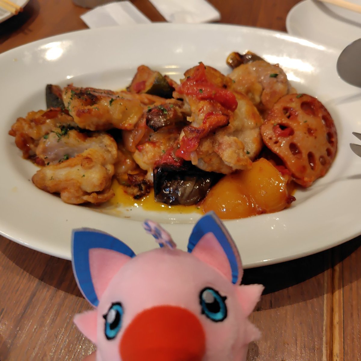 お疲れ様です🌃 夜は 引用ポストのデジモン仲間とのご飯会に参加しました🙌
今日もいっぱいデジモンの話ができて楽しかったです☺️

写真左は前菜！←苺🍓が組み合わさるなんて珍しい✨️
写真右はメインの鶏肉🪶
美味しかった😋