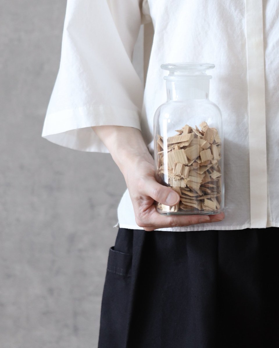 暮らしのなかで一番使っている精油は、間違いなく青森ヒバ。

精油だけでなく、ウッドチップも。
玄関、リビング、寝室、、いたるところに置いている。

ヒバチップは以前に Cul de Sacで購入。
香りが薄くなったなと思ったら、ヒバ精油を足す。かなり長いこと使っている。