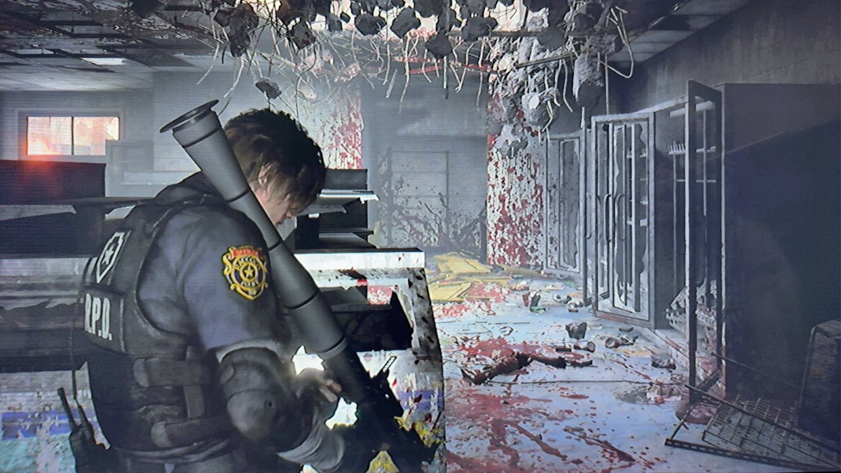 blBwPJ5ybXkjGz2's tweet image. #バイオハザードRequiem 
ラクーン市街地
ガソリンスタンド⛽️の
ポリタンクを取った後、

チェーンソーゾンビ🧟‍♂️が
出て来ますが、
チェーンソーを取らないでいると
他のゾンビ🧟‍♂️🧟‍♀️達は
チェーンソーを取ろうとします。
#REBHfun 
#CAPCOM