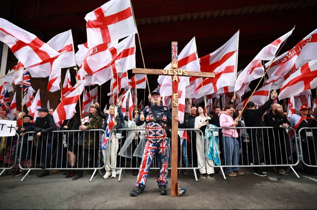 NytroUK's tweet image. The dirty far left just turned up causing trouble. Police started to chase them. They ran away little Fannys.  #BritainFirst #Manchester.