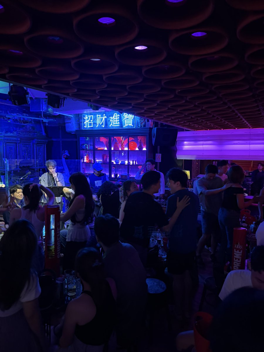 Melian Refugee tweet media