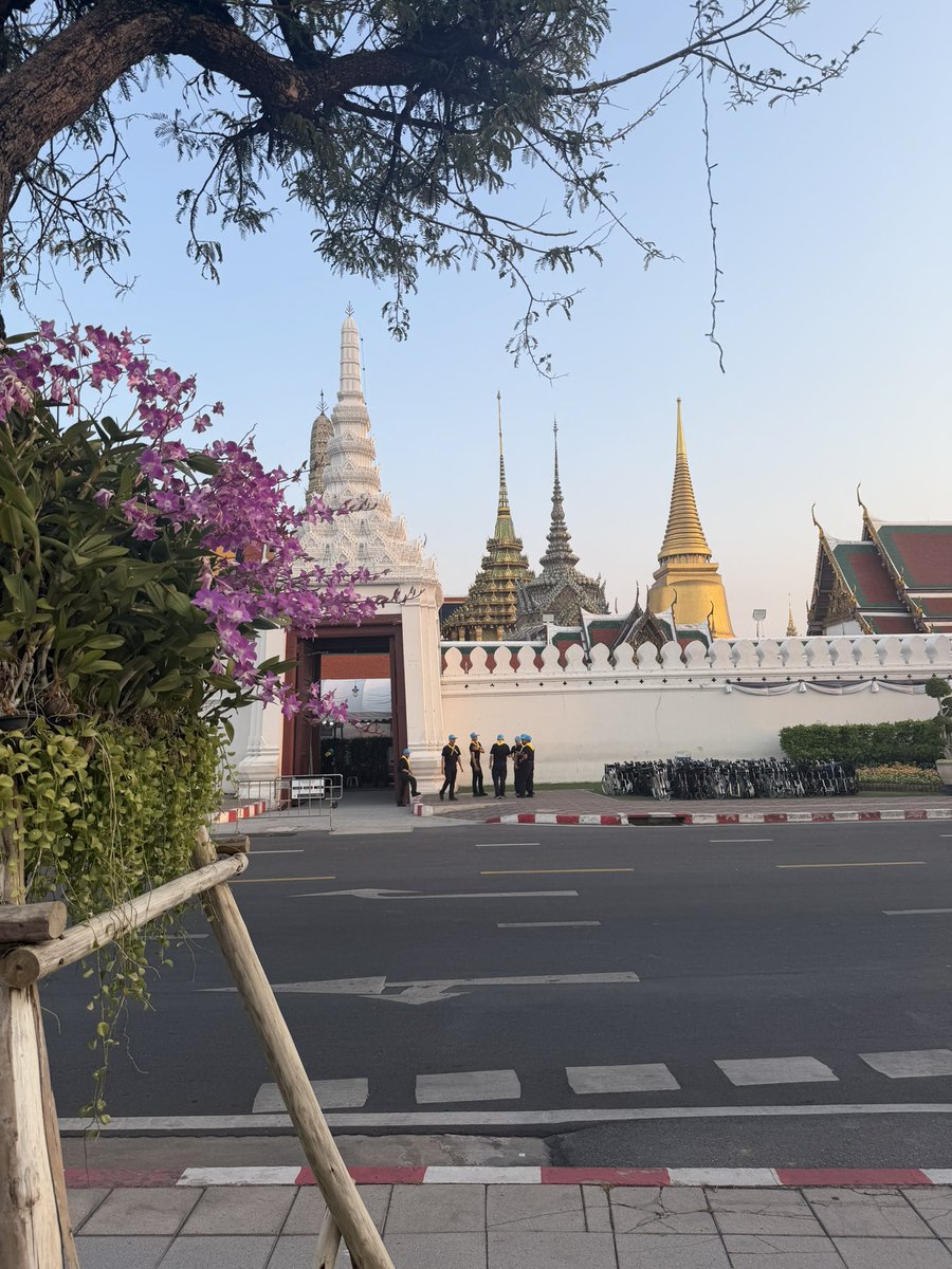 Melian Refugee tweet media