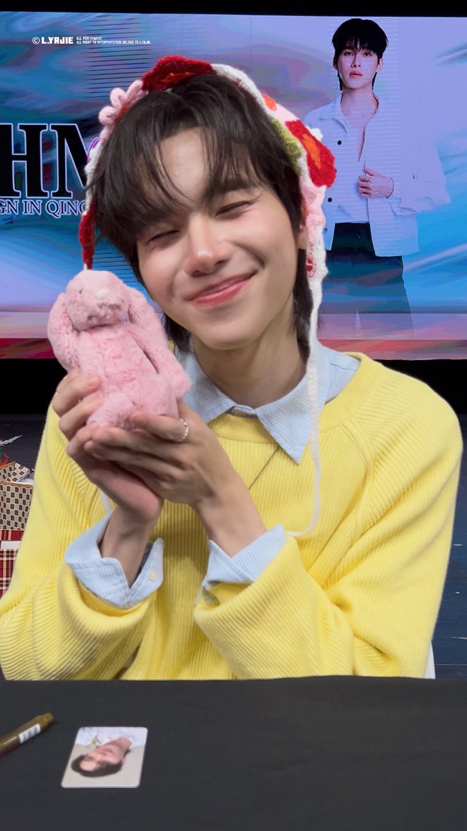 LLyajie's tweet photo. So cute pose @ohmkrit 
 #2026ohm1stFSinqingdao https://t.co/KD2iV87qEu