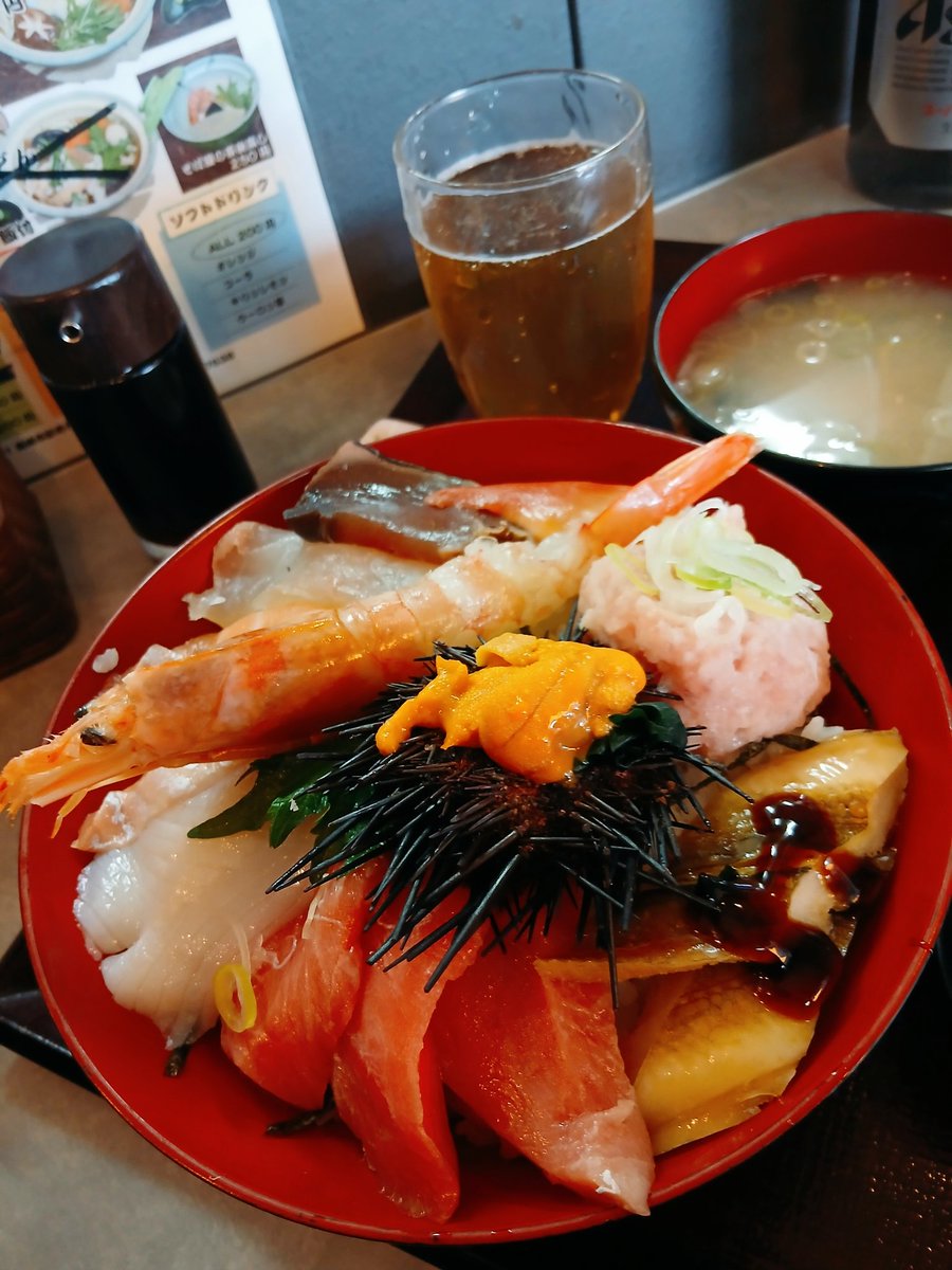 🐟市場食堂🐟
🏮そば処 なごみ屋🏮
海鮮丼1200円‼️😋

こんなに豪華で新鮮でネタ数盛りだくさんでリーズナブル✨めっちゃ旨いよ✨

市場って業者さんじゃなくても普通に入れるの知らなかった😂
他のお店で食べたらお値段倍以上はしそうな気がする…

めっちゃ素敵ななごみ屋さんでした❤
旨い‼️