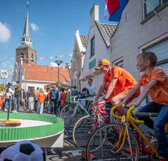 OVZuidland's tweet photo. 🚴‍♀️ Fietsen op rollen is van start! 

Op de Breedstraat staan de fietsen klaar voor spannende races ⚡️ Wie is het snelst en verslaat misschien zelfs papa of mama? 👀 

Kom langs en trap mee! 🎉 https://t.co/fRmNhSJKjm