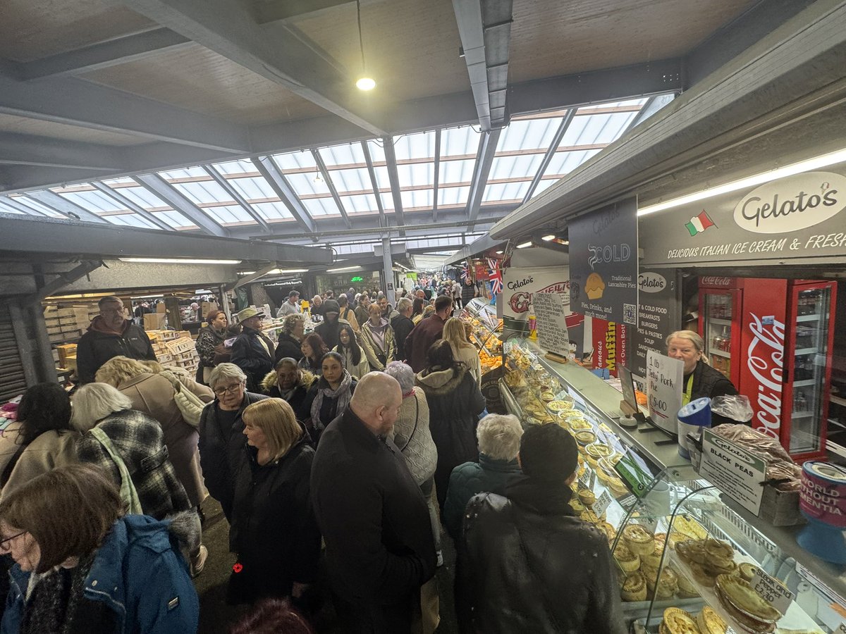 EverythingBury's tweet image. Very busy traffic around #Bury &amp;amp; @BuryMarket as fans descend for @buryfcofficial