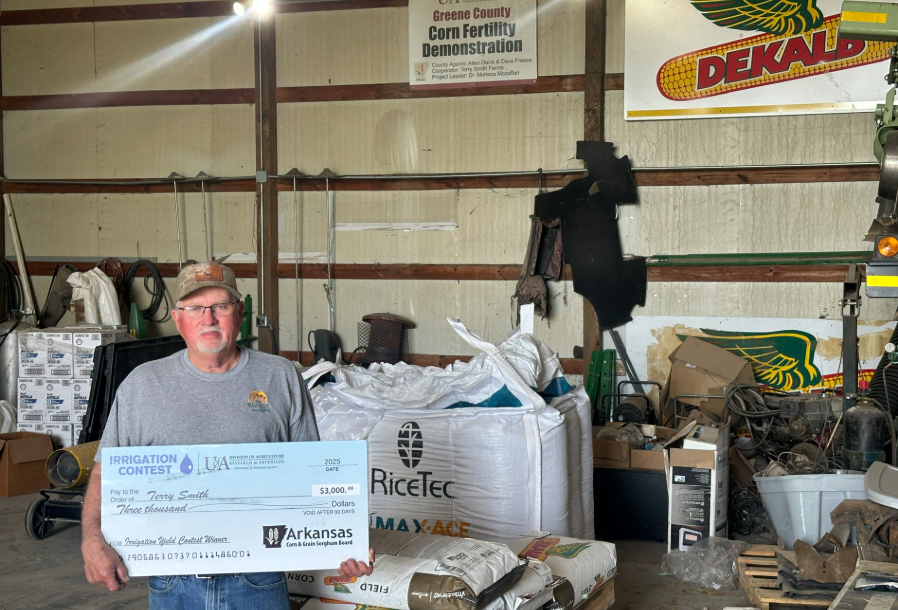 CropPerDropAr's tweet photo. 2025 Corn @CropPerDropAr second place winner Terry Smith with his Corn and Grain Sorghum facsimile check, Thanks to the Promotion Board for their sponsorship, and thanks to the Smith family for their multi year participation. https://t.co/7tx903hpE7