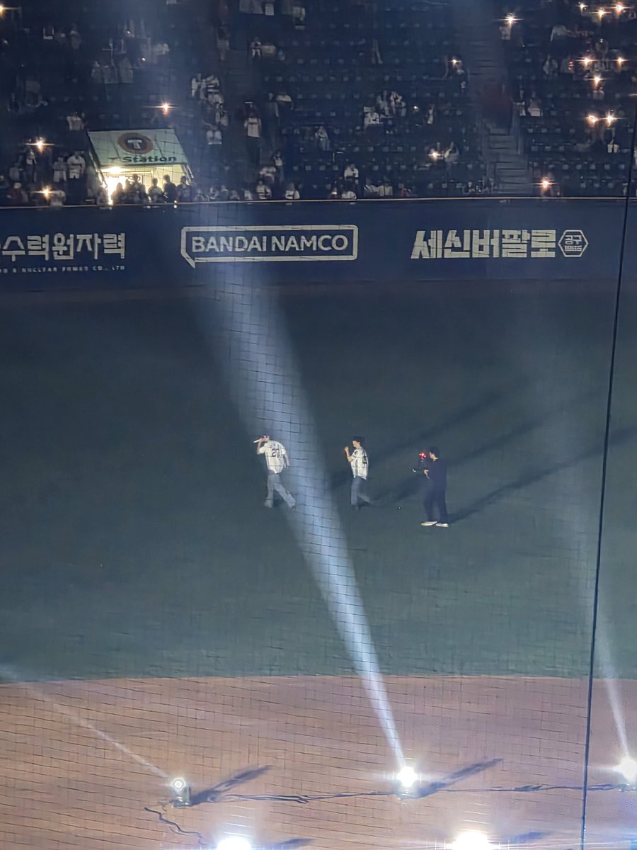 엔플라잉 보컬들 보더콜리 출신인가.. 야구장 전체를 무대로 다 쓰네 감동적인 무대매너..