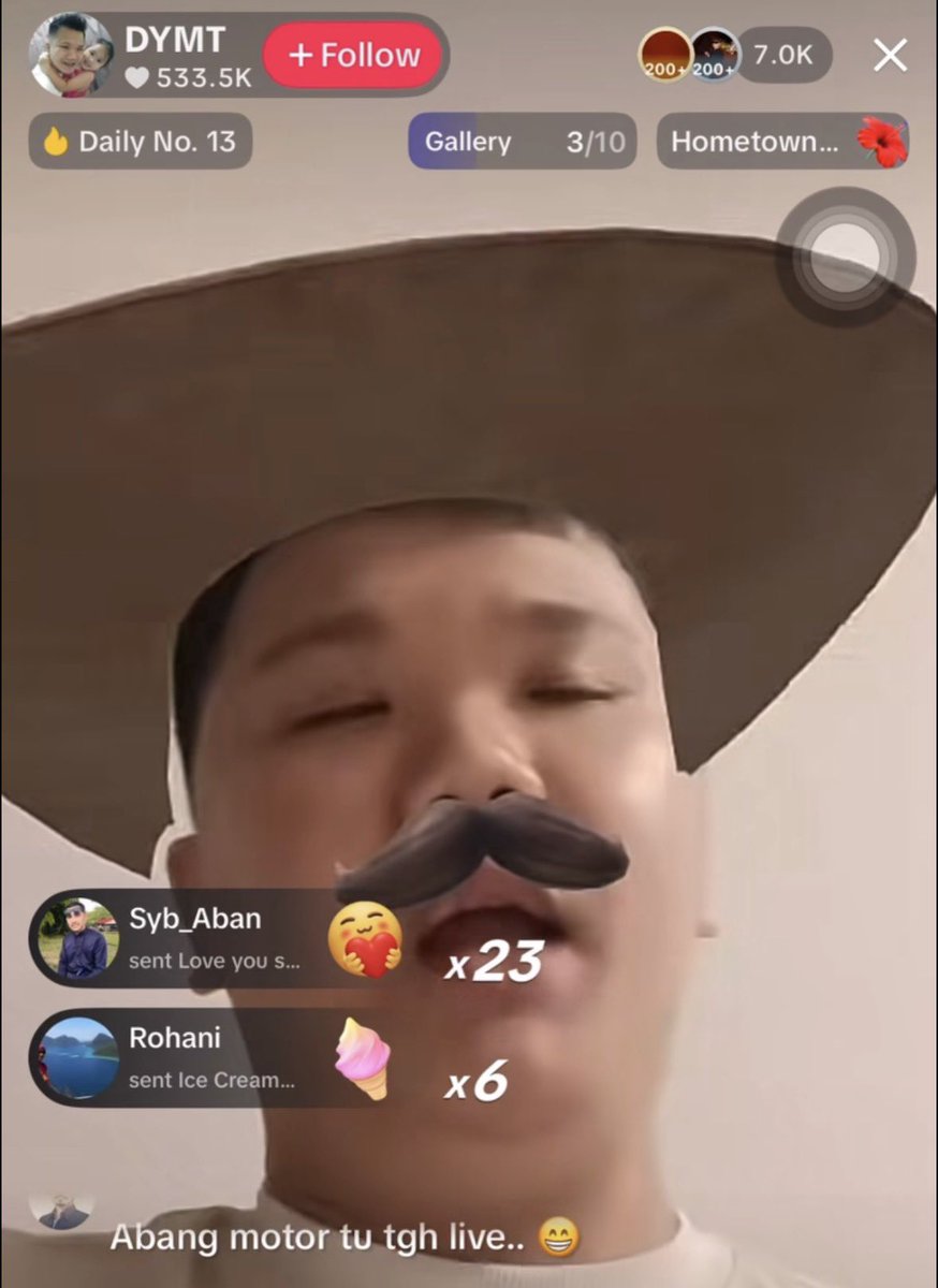 ameydeen_'s tweet photo. Dicky, lelaki berbangsa Cina yang tular kerana motor rosak tempoh hari, sekali lagi menyentuh hati ramai. Rupanya dia seorang bapa tunggal. 

Semasa buat live, berkali kali dia bercakap, Jangan, jangan bagi gift. Saya tak nak.

Rasa malu pula bila fikirkan balik.. https://t.co/ougSQZoO6M