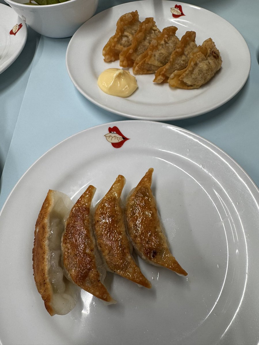 nakahi's tweet photo. せっかく京都に来たので餃活しようと思ったら、なぜか友達がいてビックリ！！10数年ぶりの再会が京都とは🥟なかじまさんの餃子、ニンニクが効いててゴロゴロとした食感が美味い！

#夷川餃子なかじま
#京都
#餃活
#餃子 https://t.co/1o8nM9HM2h