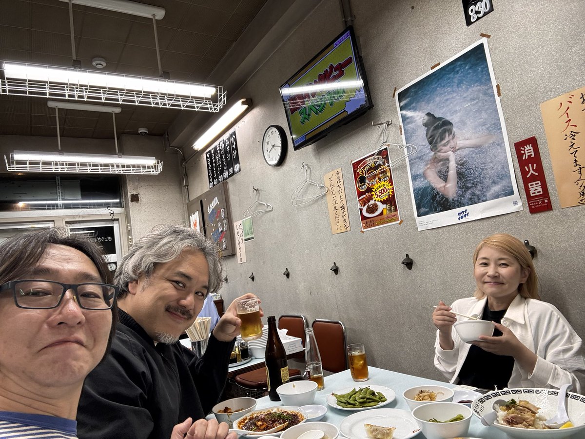 nakahi's tweet photo. せっかく京都に来たので餃活しようと思ったら、なぜか友達がいてビックリ！！10数年ぶりの再会が京都とは🥟なかじまさんの餃子、ニンニクが効いててゴロゴロとした食感が美味い！

#夷川餃子なかじま
#京都
#餃活
#餃子 https://t.co/1o8nM9HM2h