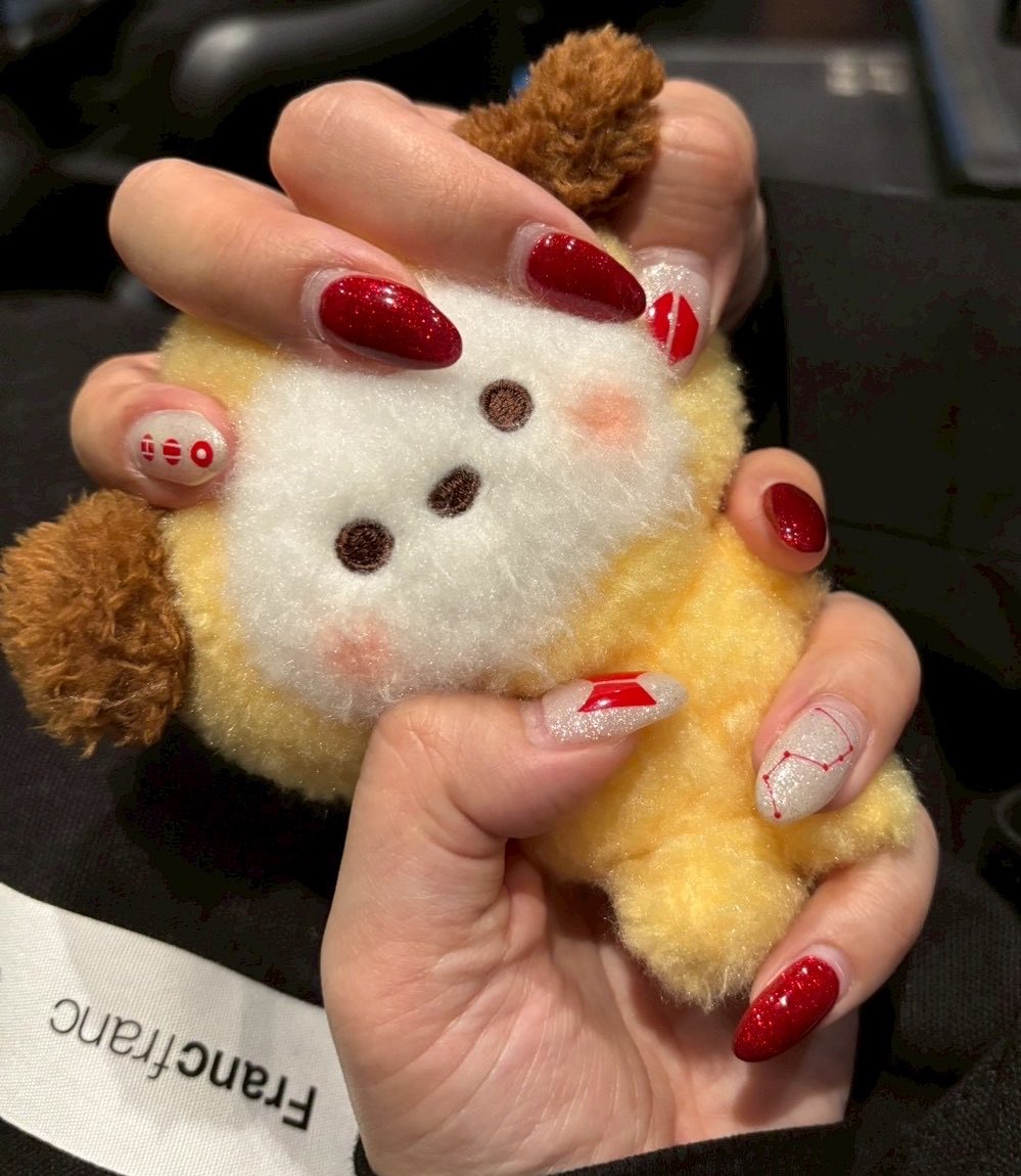 acoooooo589's tweet photo. 行く気で気合い入れてやってもらったアリランネイル(伸びかけ)でライビュ鑑賞楽しかった https://t.co/hwBPecdFjV