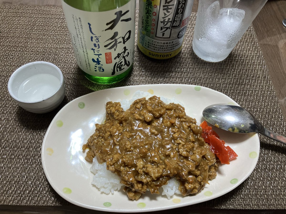 シメの晩ごはん😀

今宵は、キーマカレーでした❣

お気に入りの大和蔵　しぼりたて生酒
安価で美味いお酒です。

#晩酌
#宅飲み
#カンパーイ
#日本酒
#シメの晩ごはん