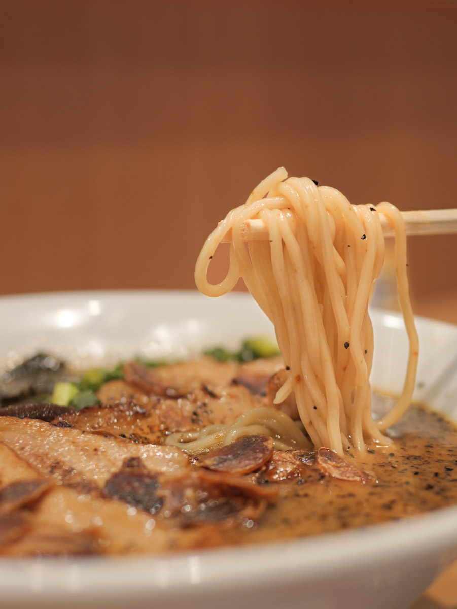 djtwowho's tweet photo. 熊本ラーメン本丸の　黒亭
@ラーメンWalkerキッチン　
そもそも超ワイドレンジの旨味てんこ盛りのラーメンだが肥後あそび豚の特上部位の炙りにローストニンニクチップの追い打ちで昇天
独特の自家製麺で昇天に次ぐ昇天となった次第
黒亭　うまし　恐るべし
ラーメン���にも出てくる老舗の技
流石 https://t.co/Eo1HLK1pQU