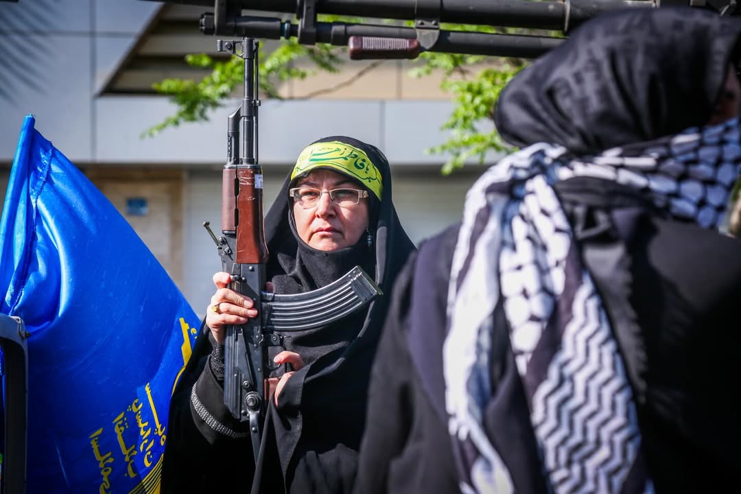 شیر زنان ایرانی اینطور نشان می‌دهد 
#دختران_جانفدای_ایران
#انقلابیون_زهرایی