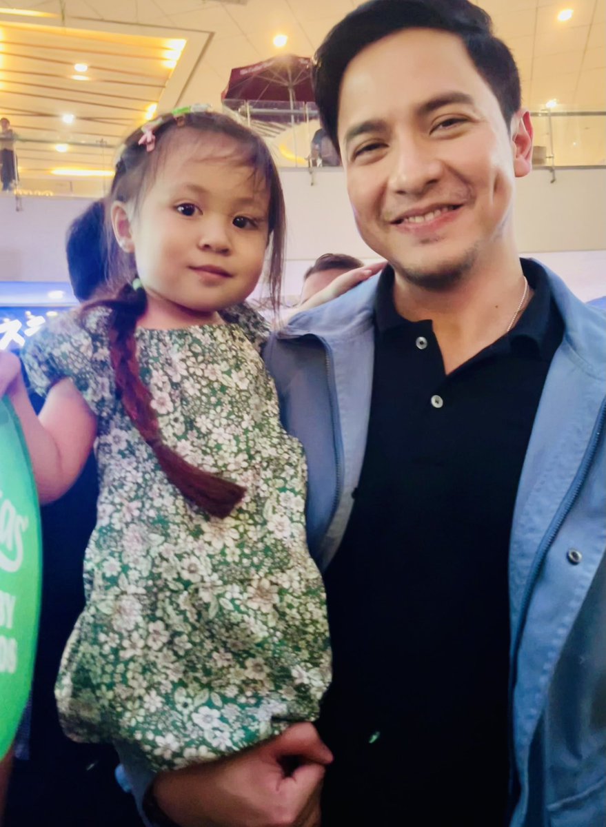 itsmejucellefie's tweet photo. A moment I’m definitely not getting over anytime soon…😍 Thank you tito @aldenrichards02 😘 Another one for the books for our Laney girl!🥰

#fangirlinglevelup 
#AldenRichards https://t.co/nbpDCVvxN0