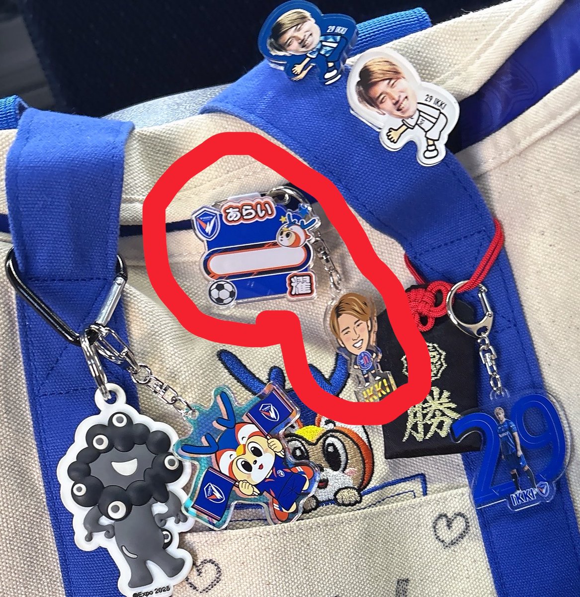 わーん😭いっきさんのキーホルダー失くしました😭もし見かけた方、ご連絡ください…赤で囲った2つと＋ユニオーロラキーホルダーの計3点です🥲🥲🥲朝ホテル
出たとこまではあったの覚えてるんですけど、さっき新幹線で何気なく見たら無かったです😭😭ショックすぎるよ…
 #vvaren
 #長崎サポ広島遠征