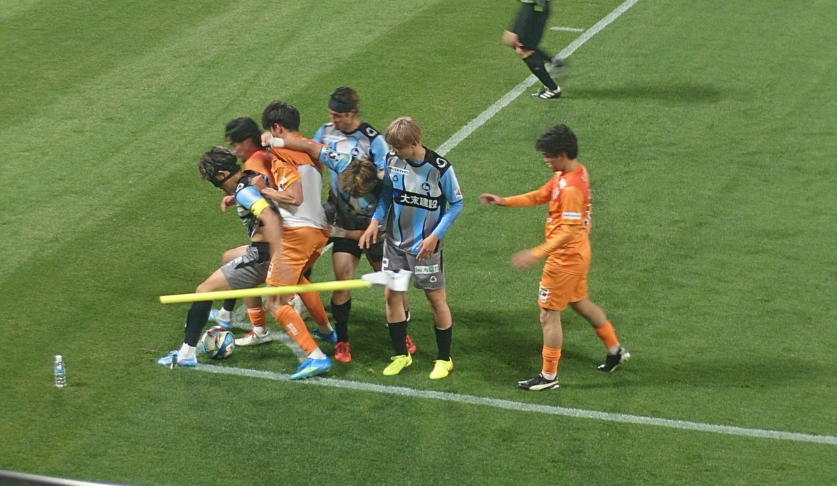 愛媛vsFC大阪　復習21

愛媛る🍊
山口太陽の相手を背負っての
キープ力よ💪
樺山とか日野も流石に上手い👏
もっと良い写真撮れたのにな…
もったいないw