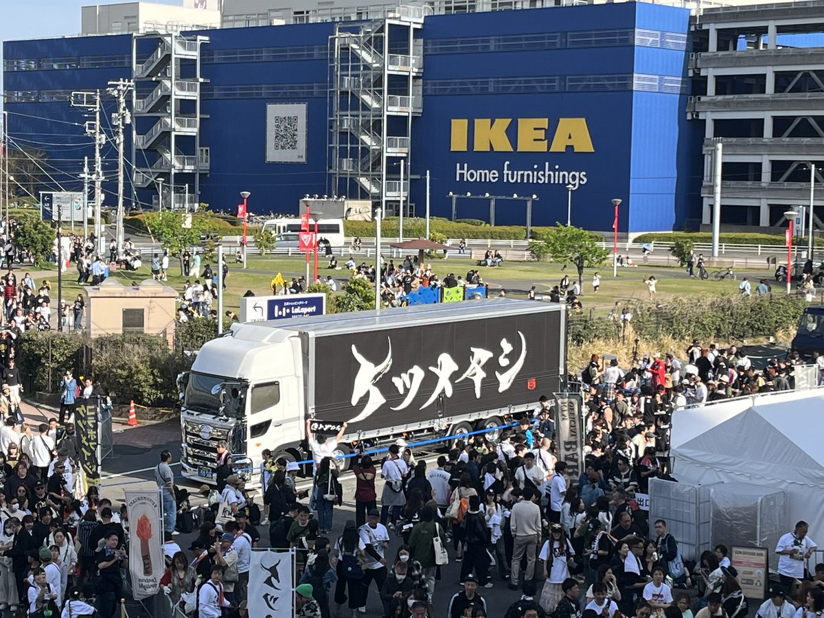 kohei1112's tweet photo. ケツメイシ 、ララアリーナライブ参戦！3人になって初のツアーで寂しさは感じましたが、内容は最高でした。

ただ、自宅に帰ったらせっかく並んで買った会場限定カラビナマグが荷物の中に見当たらない。一応会場に問い合わせしたけど、多分見つからないだろうな、、凹む。

#ケツメイシ https://t.co/xOalWFw1wz
