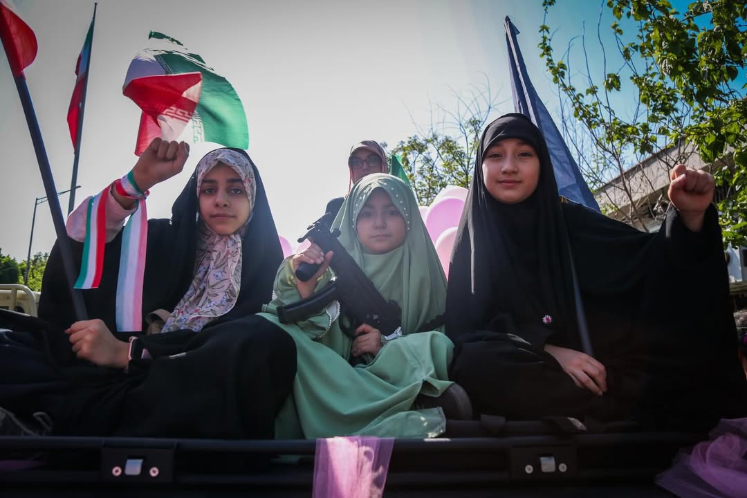 ما دختران دهه ۹۰ و ۸۰ هستیم و آماده دفاع از کشور هستیم 
#دختران_جانفدای_ایران
#انقلابیون_زهرایی