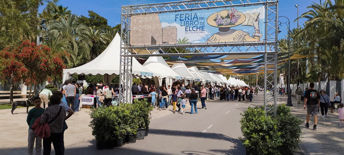 _versionradio_'s tweet image. Versión Actualidad.
Importante afluencia a la Feria del Libro de #Elche.
En la noticia se puede ver una fotogalería.
Versión Radio, tu referencia informativa también durante el fin de semana.
 versionradio.es/importante-afl…