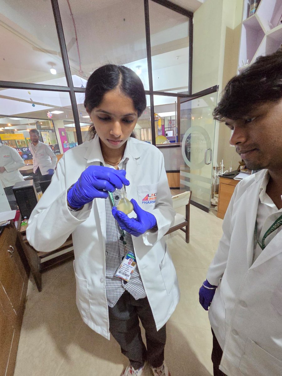 rscbhopal's tweet image. 🌟 फार्मा कौशल कार्यशाला @ आंचलिक विज्ञान केन्द्र, भोपाल

18 अप्रैल 2026 को “Pharma Skills: Traditional Methods &amp;amp; AI Innovations” पर हैंड्स-ऑन सत्र आयोजित।
11वीं से UG छात्रों ने लिया भाग, सीखी विश्लेषण तकनीकें व विकसित की analytical thinking। 🔬🤖
#PharmaSkills #AI #WORKSHOP