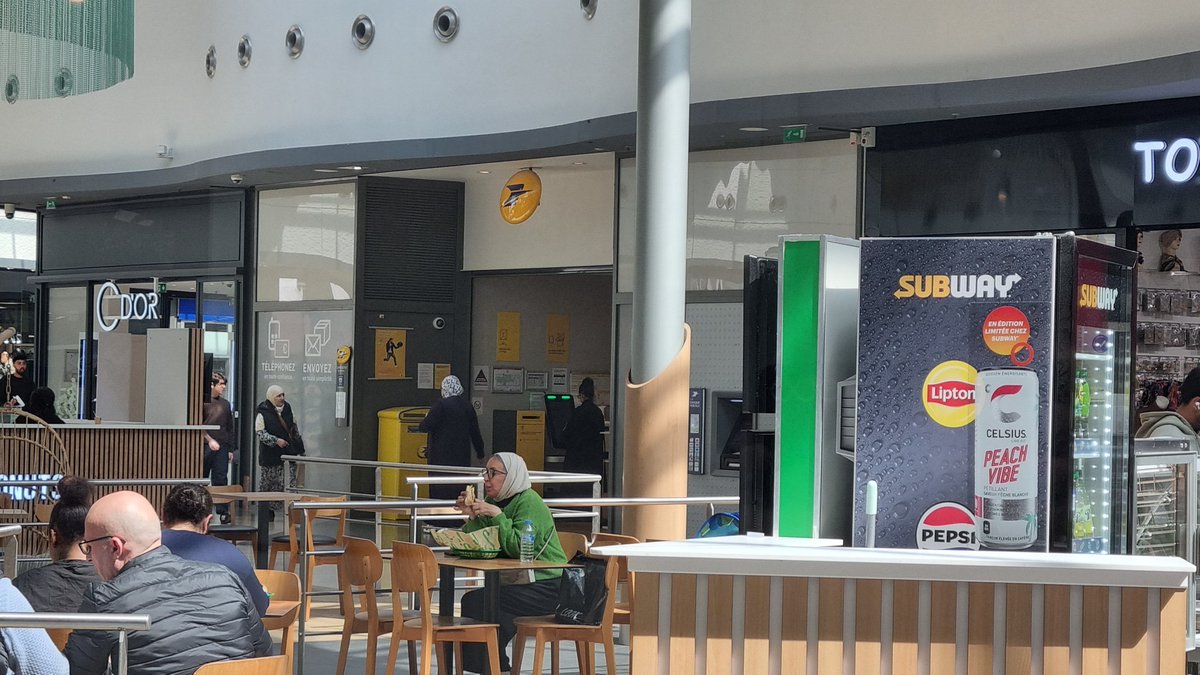 Bonjour la poste, 

J’ai 2 colis qui ne me sont pas livrés, soit disant vos facteurs n’ont pas trouver mon adresse. 
Je me trouve en face de votre bureau de poste !

Ci-jointe la photo prise depuis ma vitrine !

<a href="/lisalaposte/">La Poste</a>