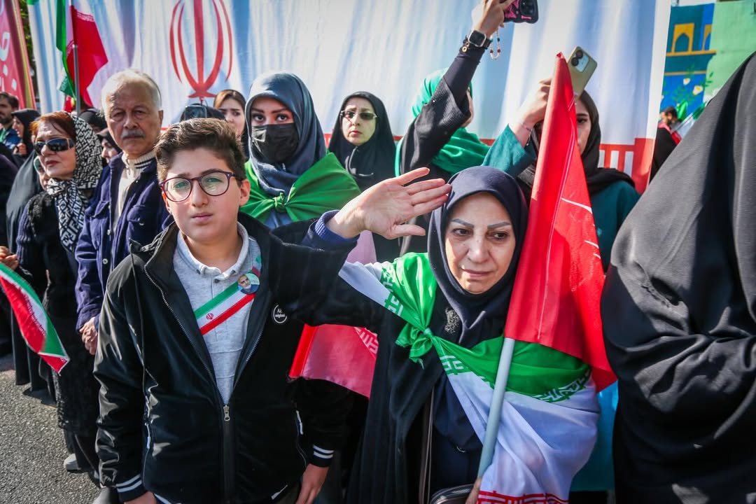 مادران مهربان به همراه پسرش آمد تا بگویید منم جانفدای ایرانم
#دختران_جانفدای_ایران
#انقلابیون_زهرایی