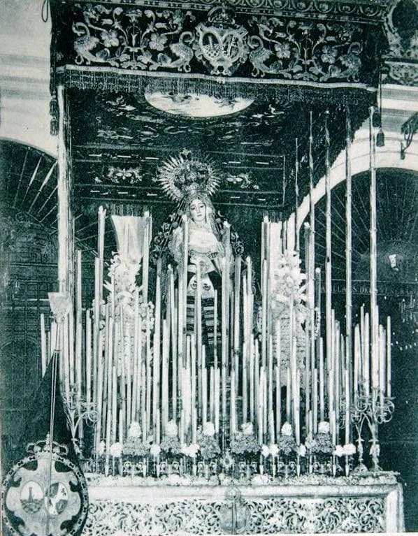 dCofradias's tweet photo. El palio de la Virgen de la Victoria de las Cigarreras en el interior de la Iglesia de los Terceros, en una fotografía captada en los primeros años del pasado siglo. https://t.co/8x2O4MZfzA