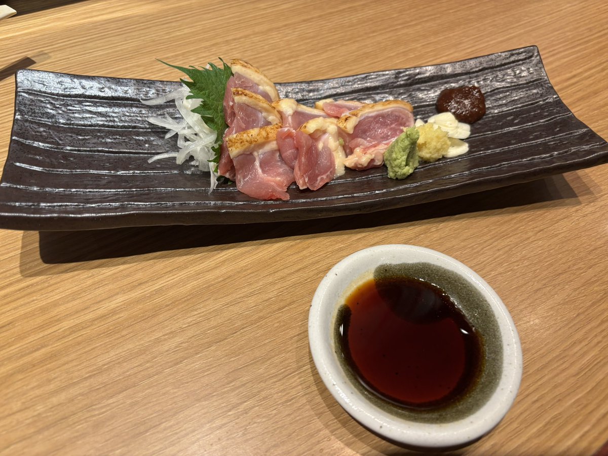 qeeeeen's tweet photo. 鳥刺しとだし巻きうますぎる！ https://t.co/96wXKknA41