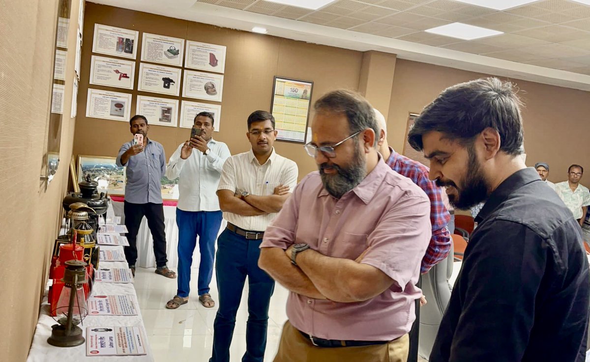 DRMSolapur's tweet photo. #SolapurDivision organised a heritage exhibition &amp; seminar on #WorldHeritageDay, inaugurated by DRM/Solapur, celebrating #IndianRailways’ legacy and inspiring future generations to preserve our heritage.
The event saw enthusiastic participation from heritage enthusiasts. https://t.co/LnR6UiGBCH