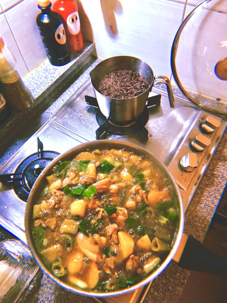 DrewVanilla_'s tweet image. 1.5kg 찜닭 제조 현장. 러닝 나간 보이들 덕에 Justine &amp;amp; Rosé 크-게 들으며 르방이 밥 주고 오늘 도착한 &amp;lt;햇감자+대파 안동 찜닭&amp;gt;+&amp;lt;냄비밥&amp;gt; for Dinner 청소년은 다 먹는데 1시간 더 걸림.. 오랜만에 미숫가루 타달라 해서 1L 제조. #saturday