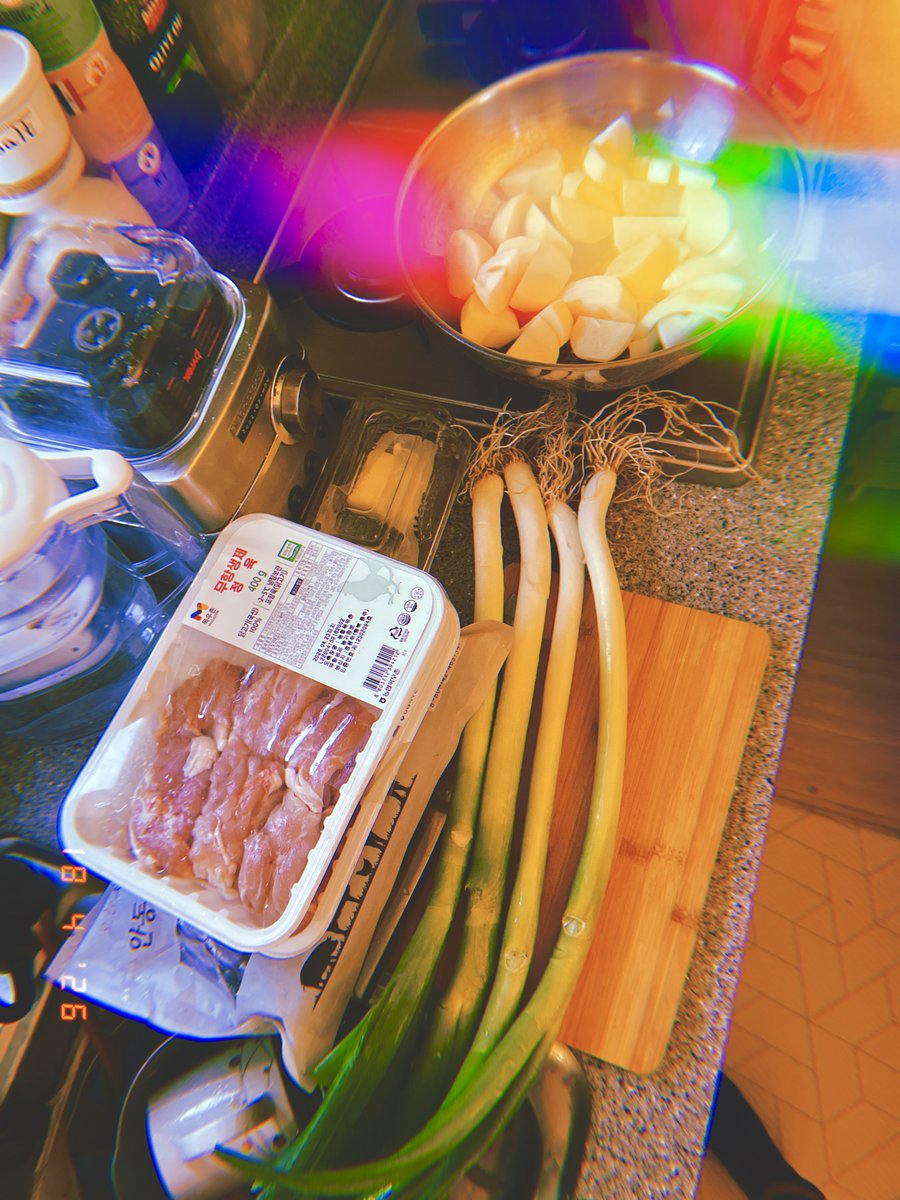 DrewVanilla_'s tweet image. 1.5kg 찜닭 제조 현장. 러닝 나간 보이들 덕에 Justine &amp;amp; Rosé 크-게 들으며 르방이 밥 주고 오늘 도착한 &amp;lt;햇감자+대파 안동 찜닭&amp;gt;+&amp;lt;냄비밥&amp;gt; for Dinner 청소년은 다 먹는데 1시간 더 걸림.. 오랜만에 미숫가루 타달라 해서 1L 제조. #saturday