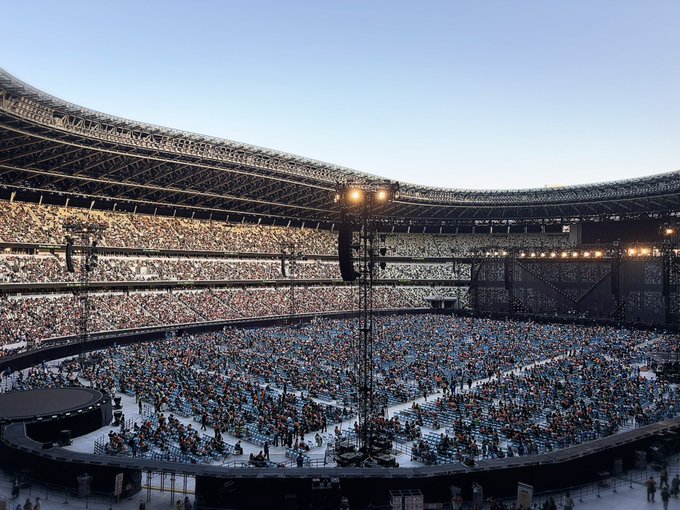online_vjp's tweet photo. Mrs. GREEN APPLE ≪ゼンジン未到とイ/ミュータブル〜間奏編〜≫ in国立競技場 day_1

いよいよ本日より開幕✨
開演 18:30！

皆様のお越しをお待ちしています！

▼LIVE配信はこちら🔴
🔗https://t.co/V4gTTwEKyv

ライブ配信でお楽しみください✨

#MrsGREENAPPLE
#ゼンジン未到とイミュータブル https://t.co/ch5QzoRJJ5