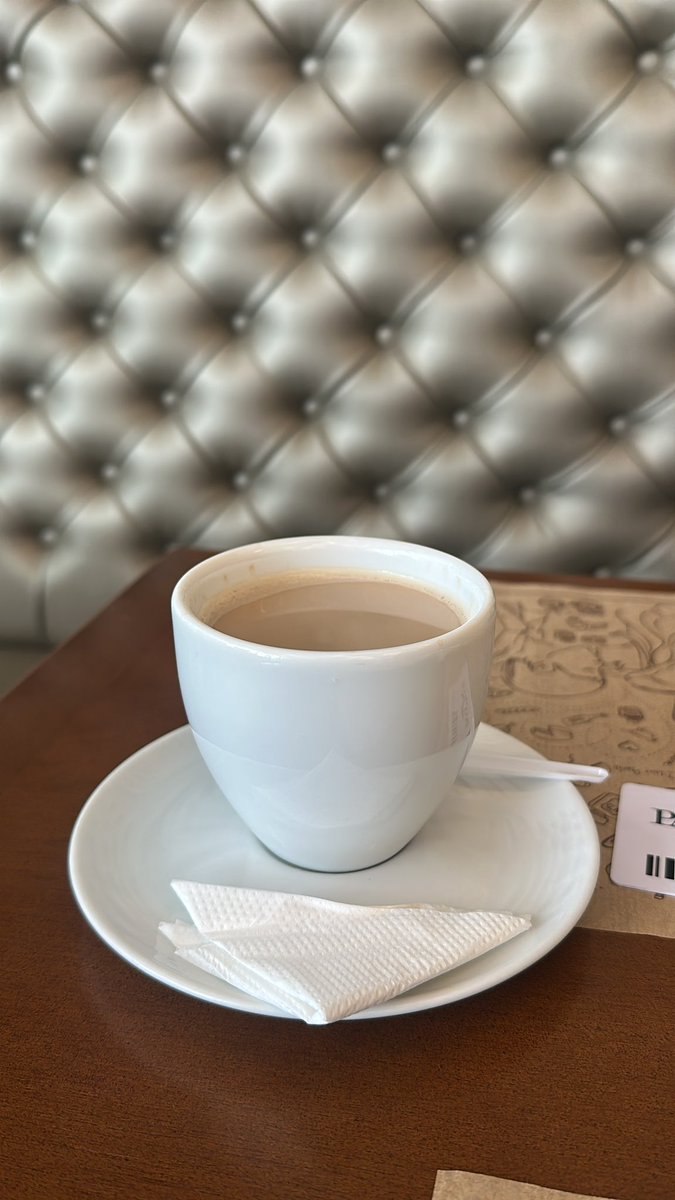 Café da manhã na padaria superfaturada do bairro. Amo 🫶🏽