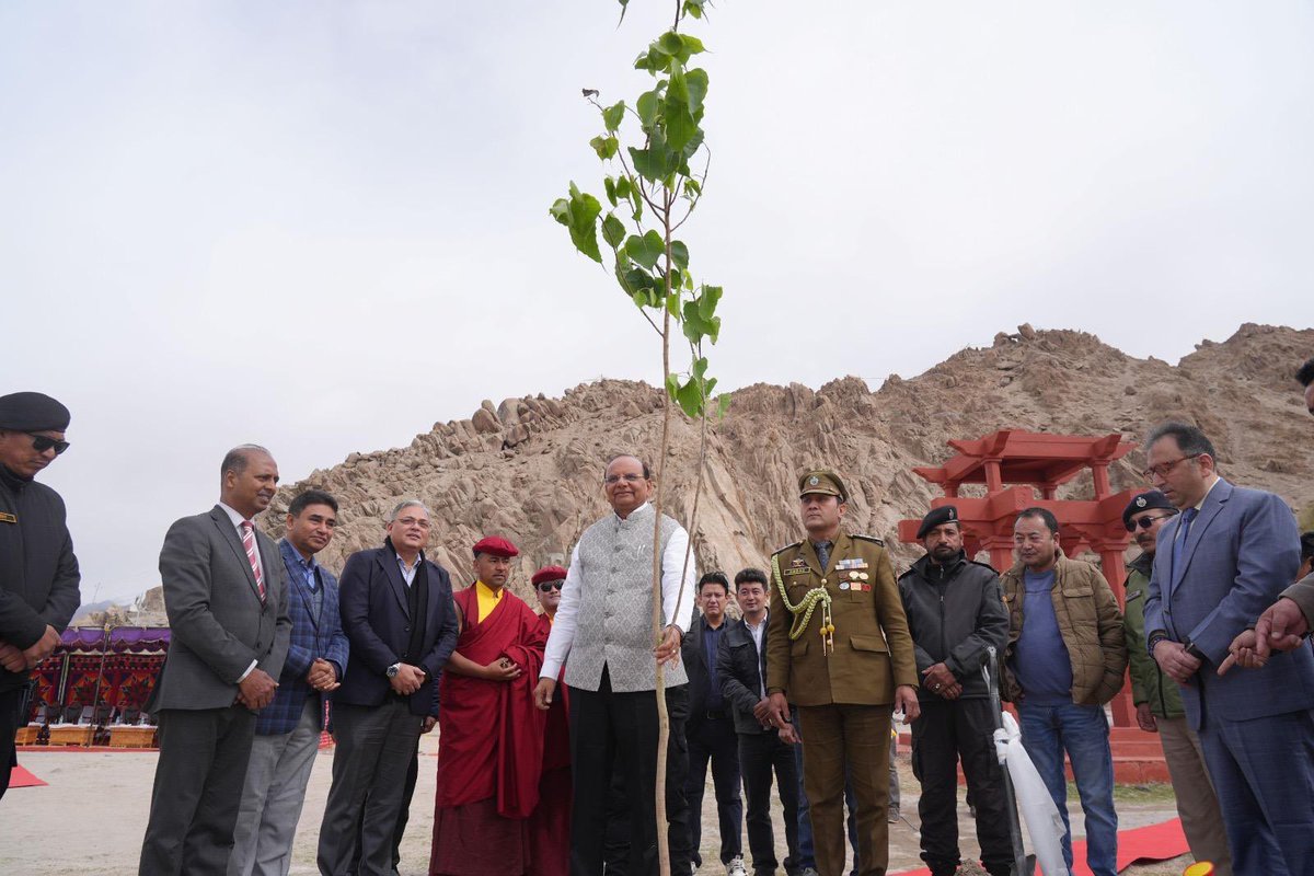 DDNewslive's tweet image. #WATCH | On World Heritage Day, Lieutenant Governor Shri Vinai Kumar Saxena laid the foundation stone for India’s first Petroglyph Conservation Park in Leh, Ladakh.The park will safeguard endangered ancient rock carvings from nearly 400 sites along the Indus and Zanskar rivers by