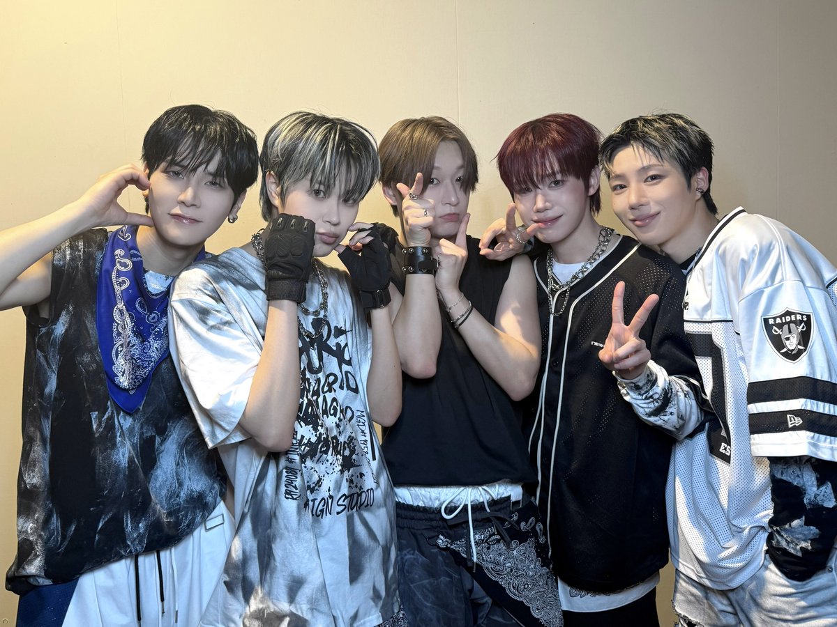 DGNT_Official's tweet image. [📷] DIGNITY LIVE IN JAPAN [POINT BLANK : ZERO DISTANCE] 팬콘 완료🩶

디그니티 첫 팬콘 완료🥹🤍
티어 덕분에 진짜 행복했어😘
우리 지금처럼 계속 함께 하자🤍

#DIGNITY #디그니티
#SLIPSHOT #POINT_BLANK