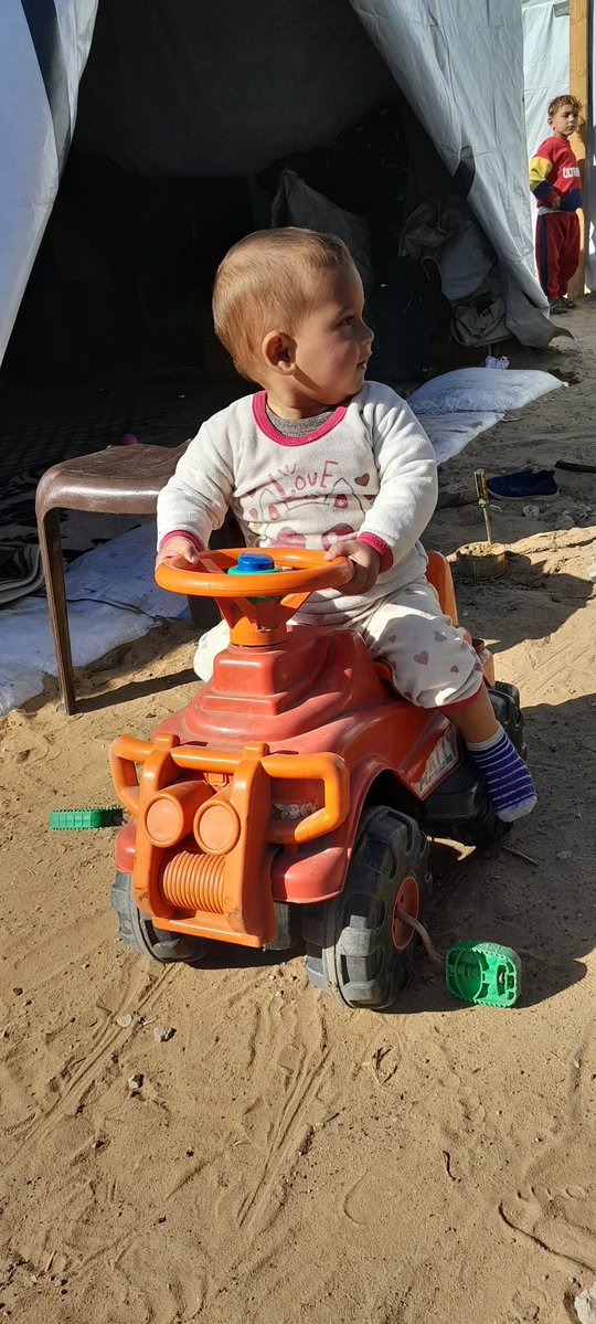 KareemOmar43542's tweet image. There is no hope or future in our country. Our lives have become hell. No one wants to live like this. I look at my family with sadness, and no one offers help. I hope you can help.chuffed.org/project/kareem…