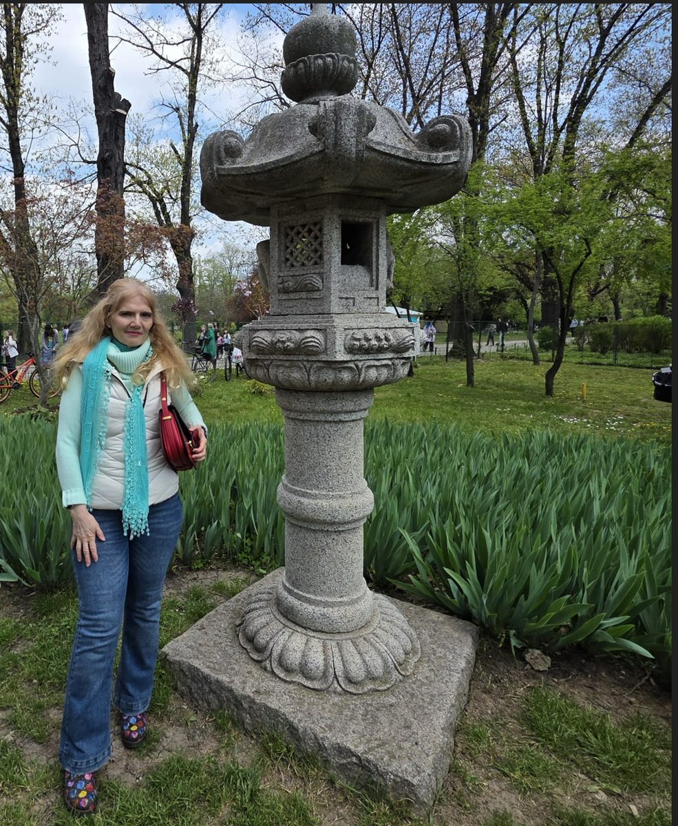 arinaavram's tweet image. A veces levantas muros no para alejar al ser querido, sino para ver si luchará por derribarlos. 🧱✨

¡Les deseo un hermoso fin de semana! 🥂

#Reflexiones #Amor #Pensamientos #Citas #BuenFinde #Relaciones