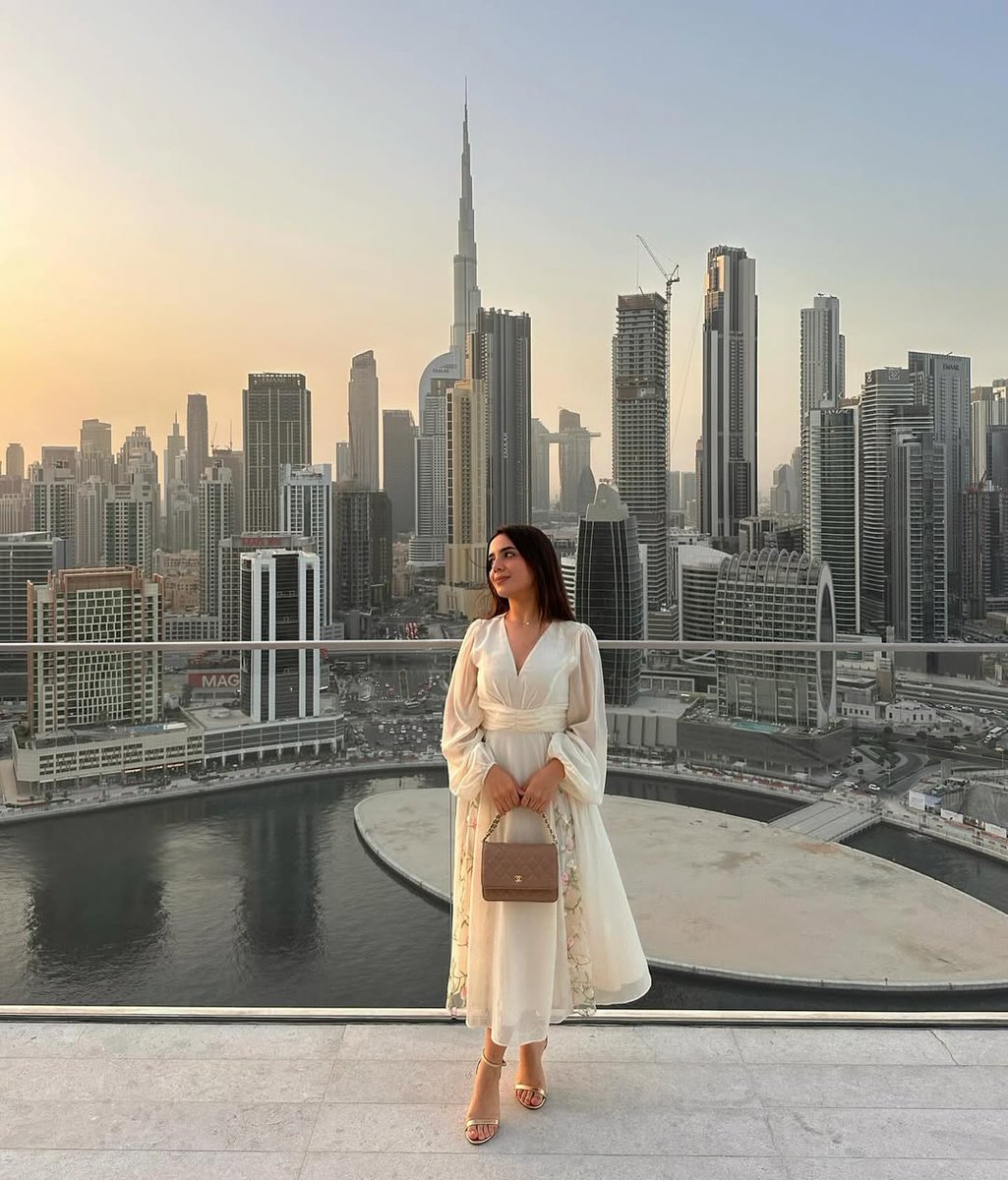 AurelieGapp's tweet image. Golden hour views at The Lana Dorchester Dubai, where luxury meets serenity ✨.
A breathtaking sunset overlooking the Burj Khalifa :the perfect moment to live the Dubai dream. 🌇💫 #Dubai #sunrise #landscape