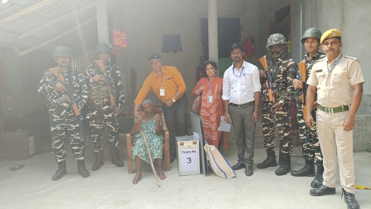 SSB_INDIA's tweet image. 🗳️Empowering every vote, right from home! 🏠

सशस्त्र सीमा बल (#SSB) के जवान पश्चिम बंगाल में चुनावी प्रक्रिया के दौरान हर पात्र दिव्यांग एवं बुजुर्ग (85+) नागरिकों के लिए होम वोटिंग 🗳️ करवाने के लिए मतदान कार्मिकों के साथ लोकतंत्र के इस महापर्व को सुगम, पारदर्शी एवं सुरक्षित