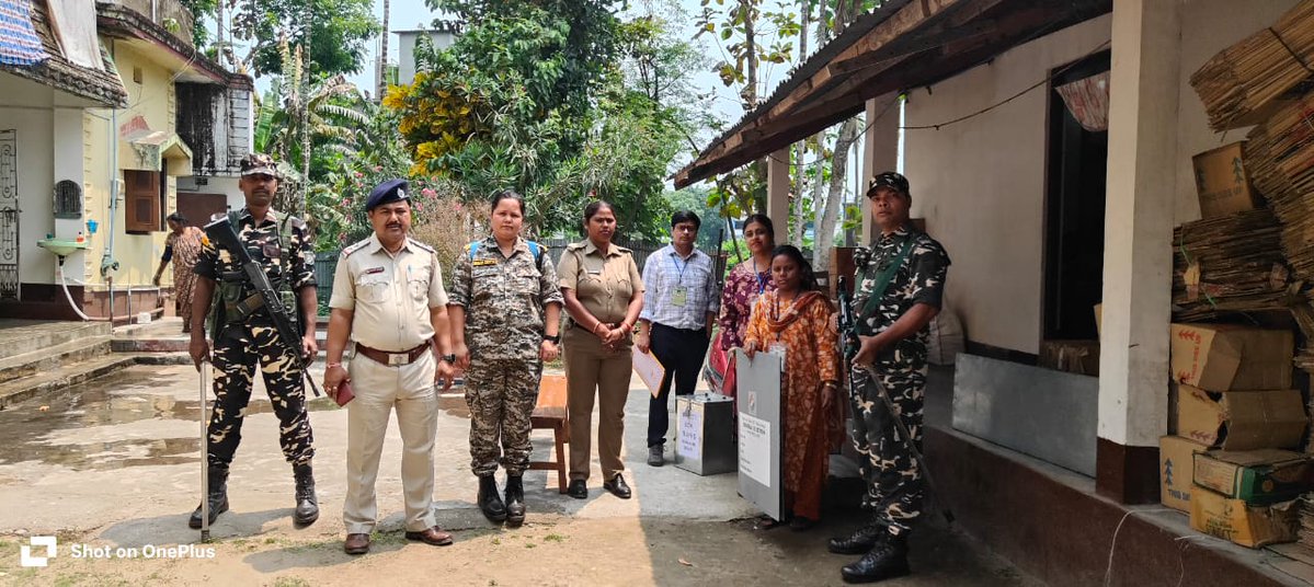 SSB_INDIA's tweet image. 🗳️Empowering every vote, right from home! 🏠

सशस्त्र सीमा बल (#SSB) के जवान पश्चिम बंगाल में चुनावी प्रक्रिया के दौरान हर पात्र दिव्यांग एवं बुजुर्ग (85+) नागरिकों के लिए होम वोटिंग 🗳️ करवाने के लिए मतदान कार्मिकों के साथ लोकतंत्र के इस महापर्व को सुगम, पारदर्शी एवं सुरक्षित