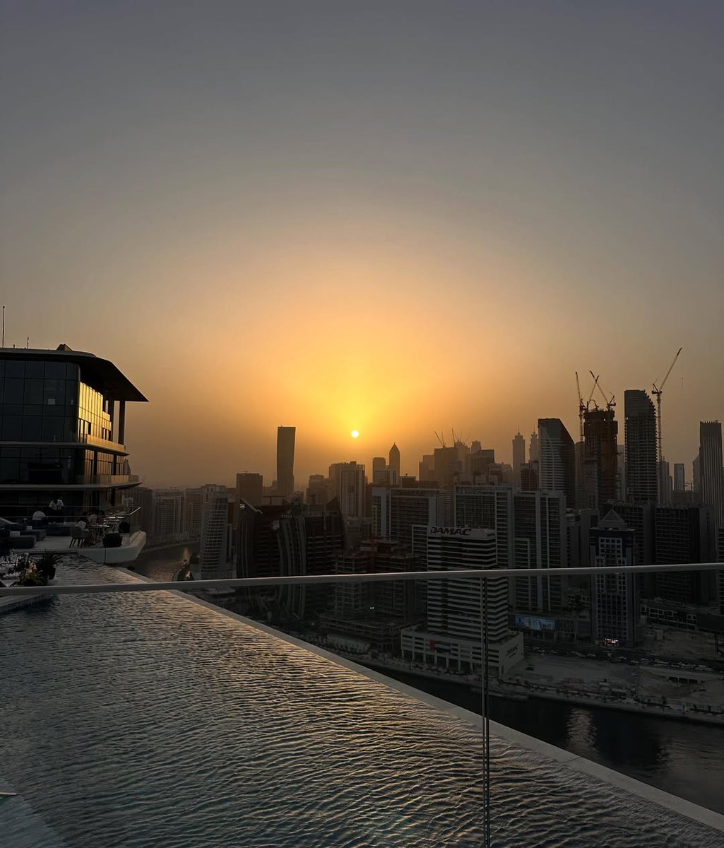 AurelieGapp's tweet image. Golden hour views at The Lana Dorchester Dubai, where luxury meets serenity ✨.
A breathtaking sunset overlooking the Burj Khalifa :the perfect moment to live the Dubai dream. 🌇💫 #Dubai #sunrise #landscape
