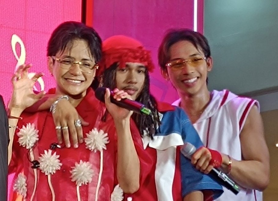 Ka-kyut, oy! Ito po ba 'yung bunso line nila? Hahahaha 

CHEERS MESSTIES IN ALBAY
#ALAMAT #SummerCheersWithALAMAT 
#CheersKitchenpaloozaBicol