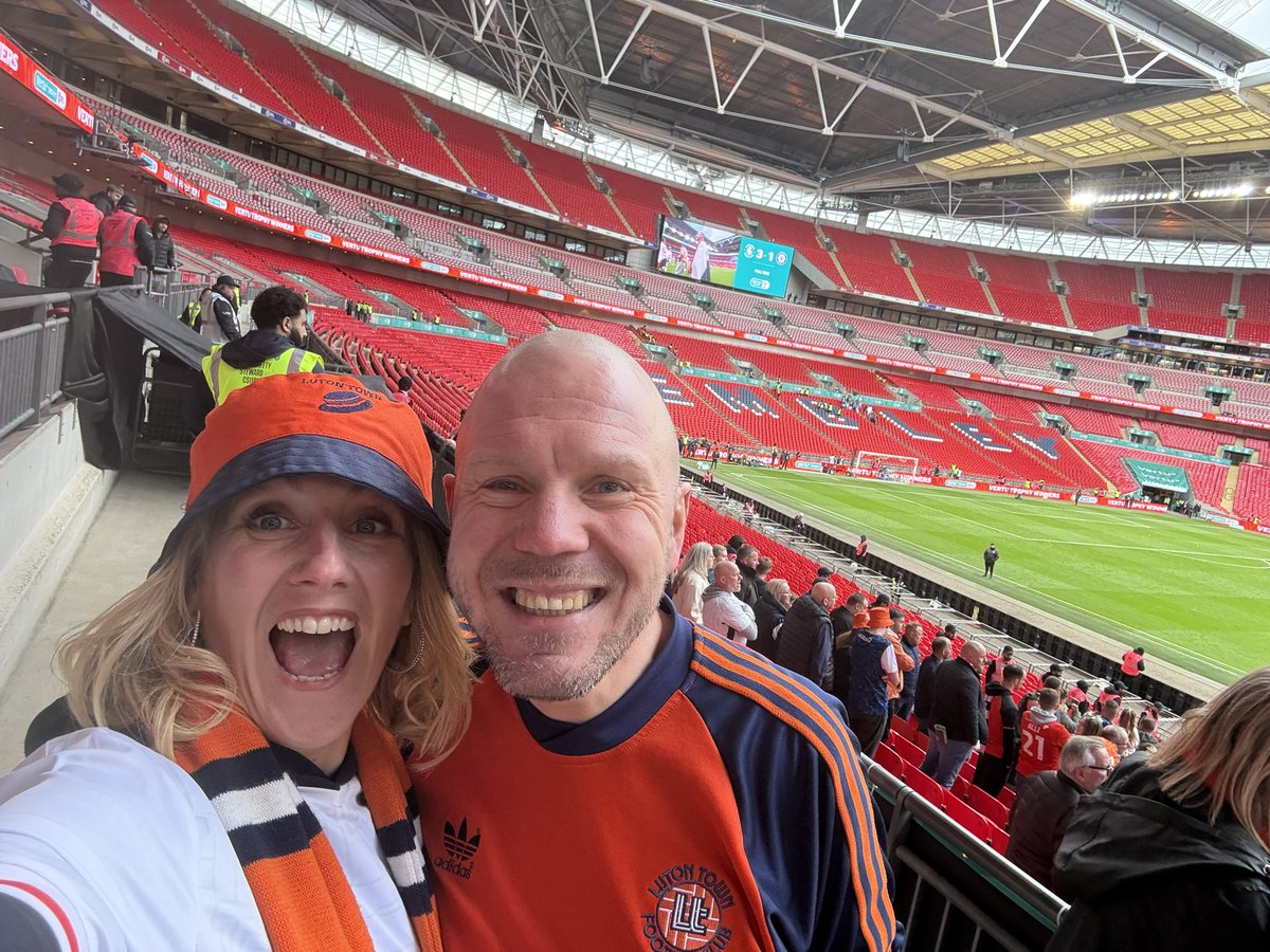 KevinWi27597757's tweet photo. From Wembley to Field Mill #COYH https://t.co/VPRaOEoCWP
