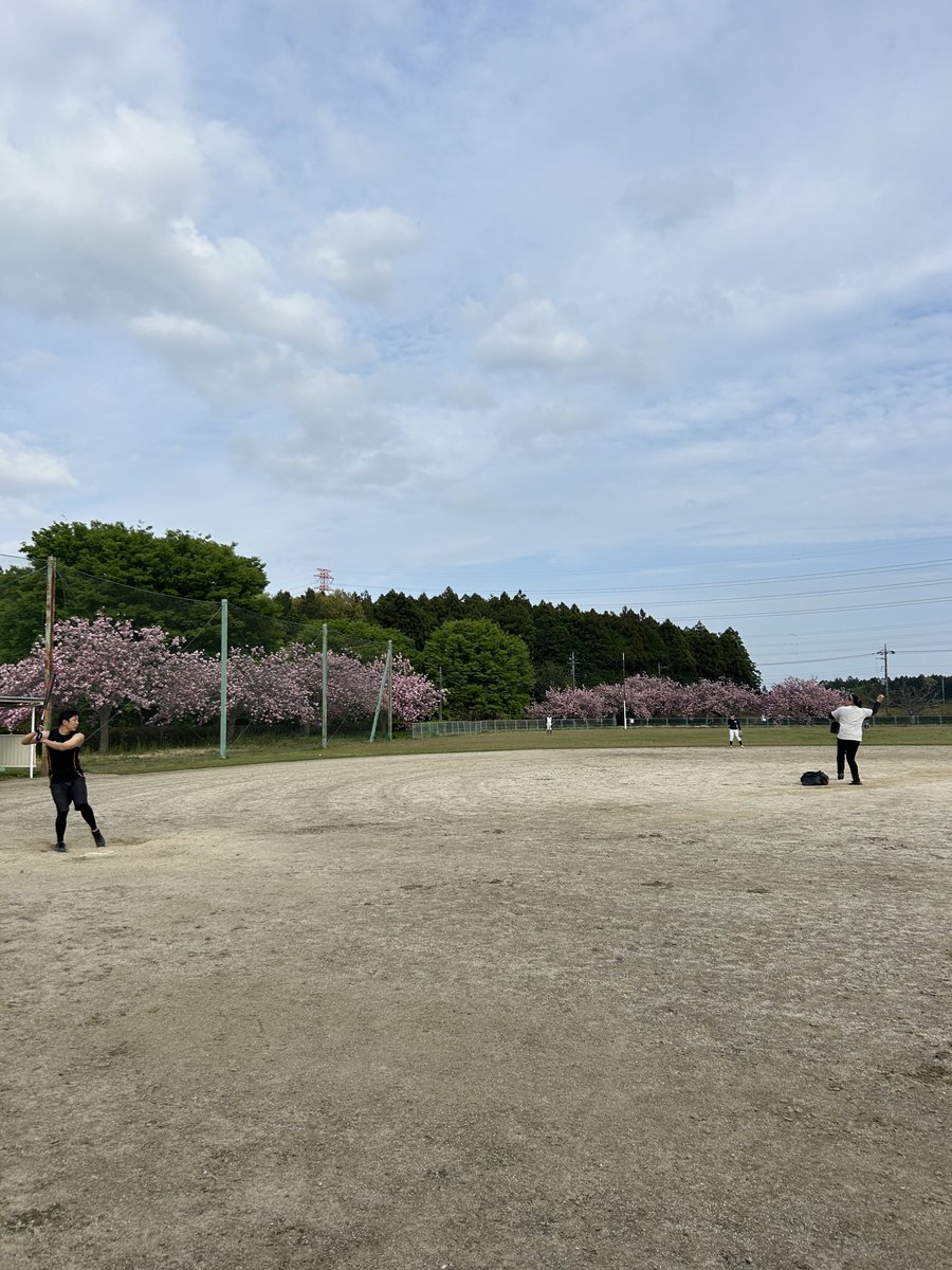 MITOMANBOW's tweet photo. 📣4/18（土)活動報告⚾️

大会に向けて打撃改革！！

1人当たり77球もの球を打ち込みたくさんバットを振り込みました！

中には柵越えの打球も👀 https://t.co/7GHOj9mYxU