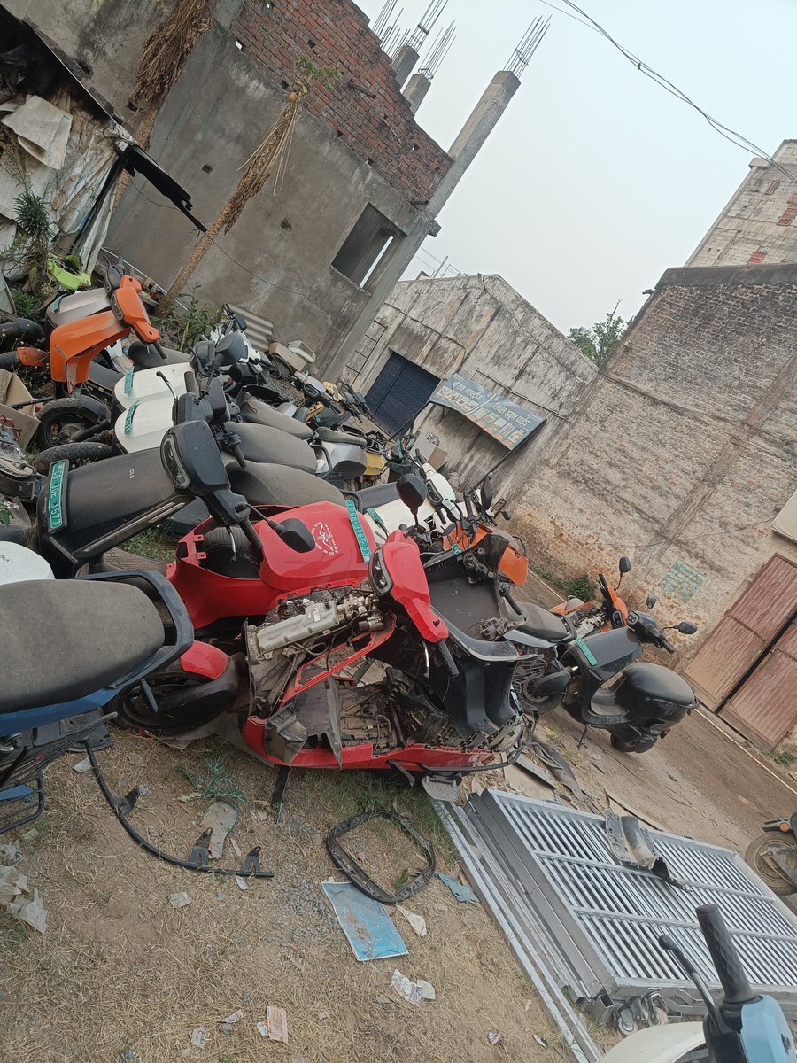 ujjwal24092's tweet photo. @OlaElectric @bhash 
Don't buy any Ola product, it's waste of money 😡😡😡
After sell they can't perform on service..
Very very bad service 😡😡 https://t.co/BRk6YaBbJ6